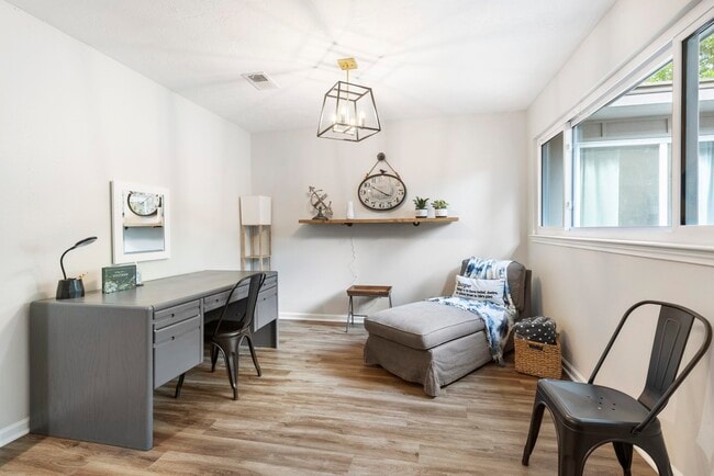 Building Photo - 623 Hickory Ridge Dr