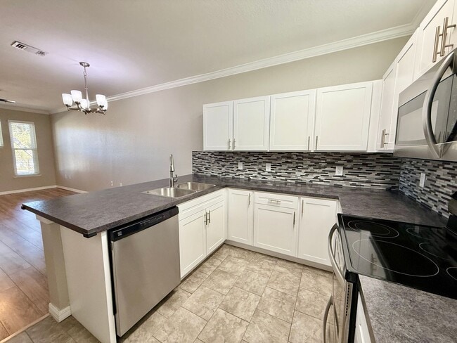 Building Photo - Immaculately updated 3/2.5 Three-Story Maitland Condo in Visconti!
