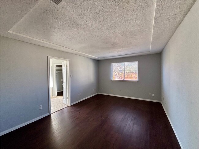 Building Photo - 15846 Blueridge Rd