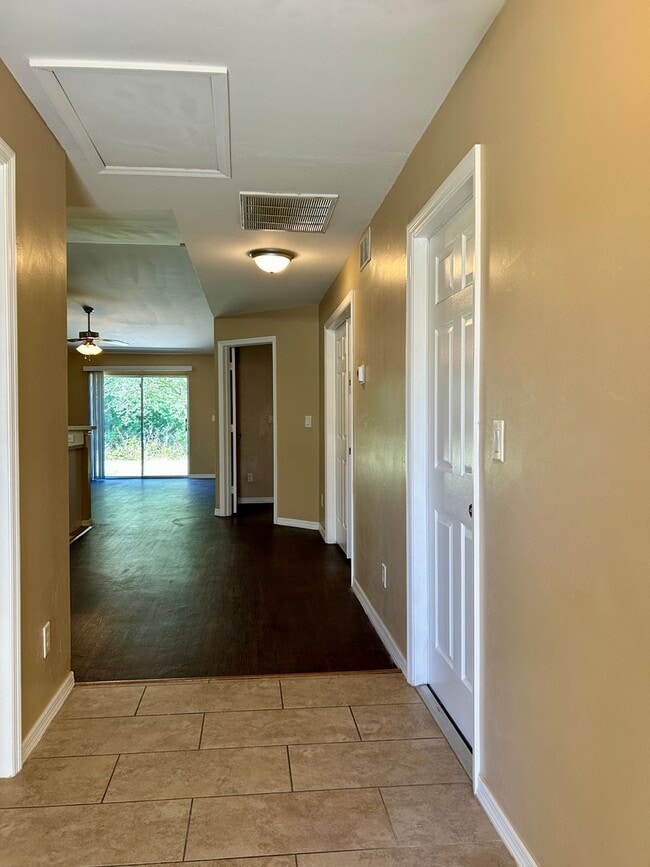 Building Photo - Charming 3BR/2BA Lehigh Acres Duplex with 1-Car Garage | Lawn Care & Salt Service Included