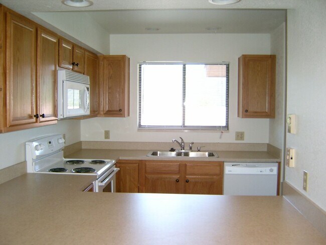 Building Photo - 2 Bedroom Condo near Oxbow Park