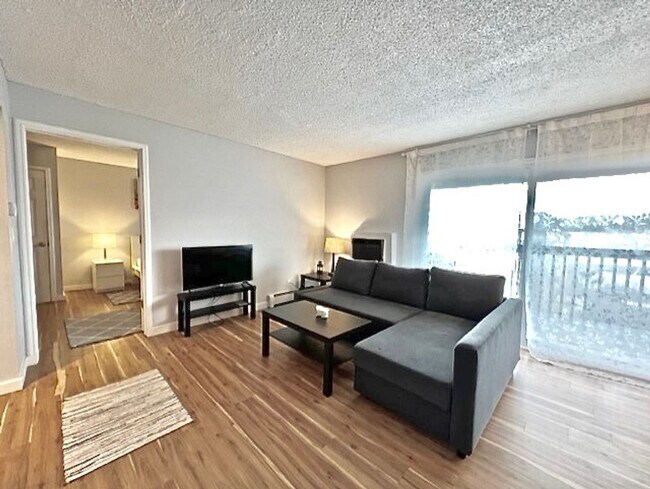 Building Photo - Furnished Cozy 1 Bedroom / 1 Bath Condo - ...