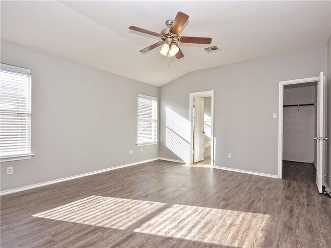 Building Photo - 607 Washington Square Dr
