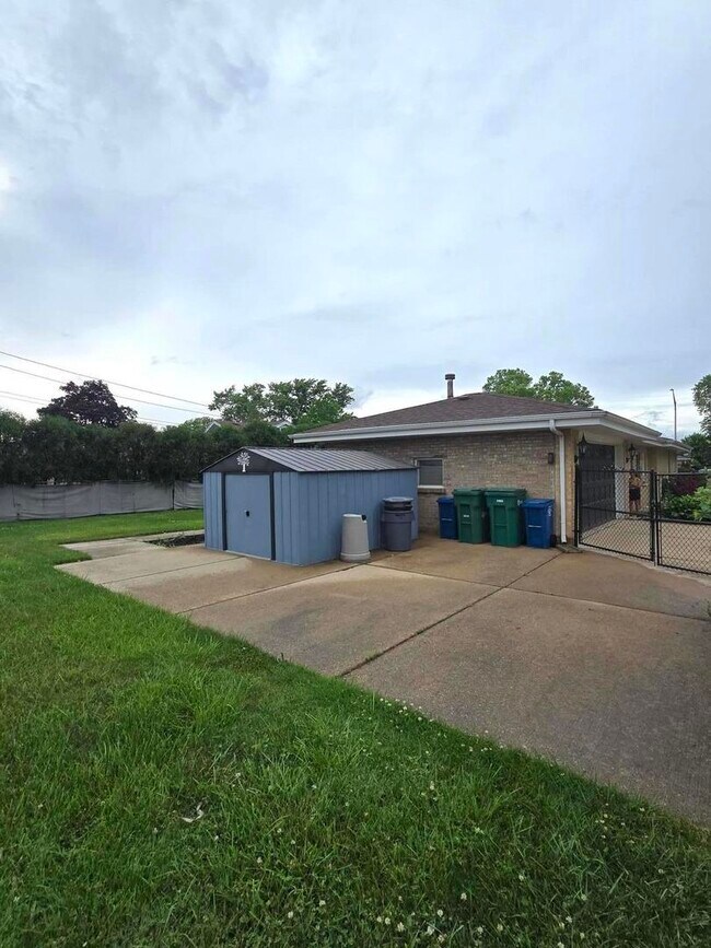 Building Photo - 6101 W 82nd Pl