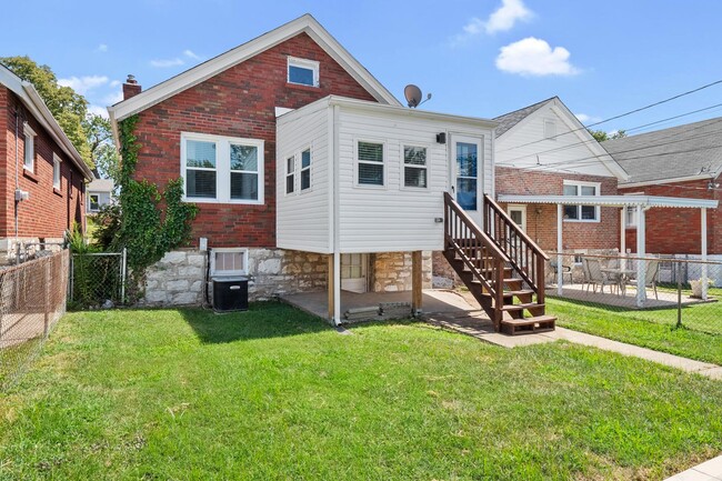 Building Photo - Flockin' Cute House