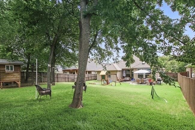 Building Photo - 913 Freesia Dr