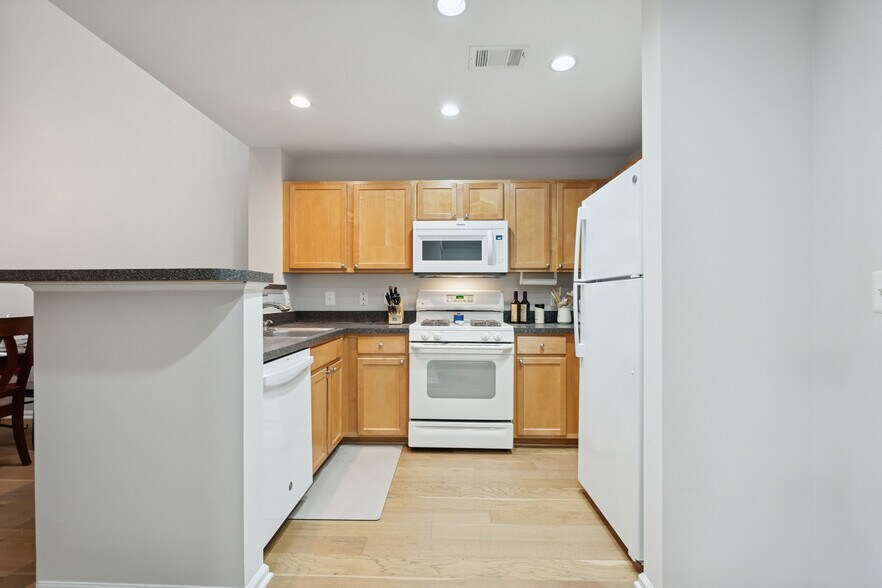 Kitchen w gas cooking and a breakfast bar - 12000 Market St