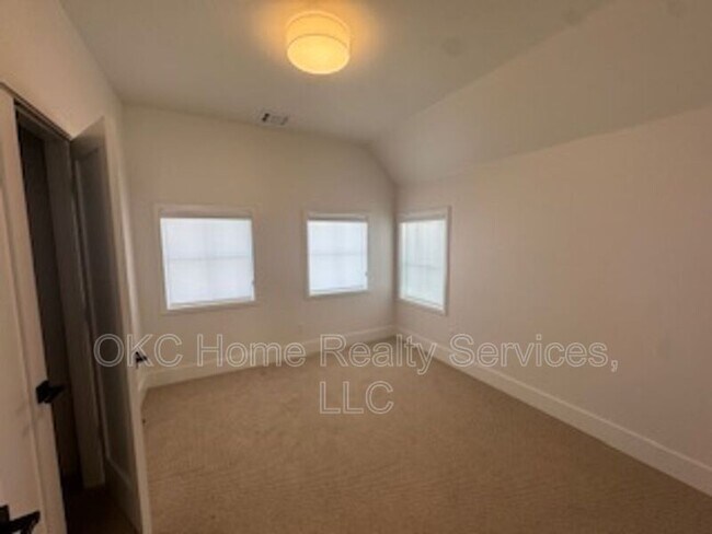 Building Photo - 1078 Hangar Dr