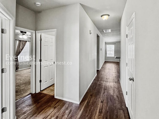 Building Photo - 3 Bed/2 Bath Home with Fenced Yard & Garage / Pet-Friendly / Available Soon!