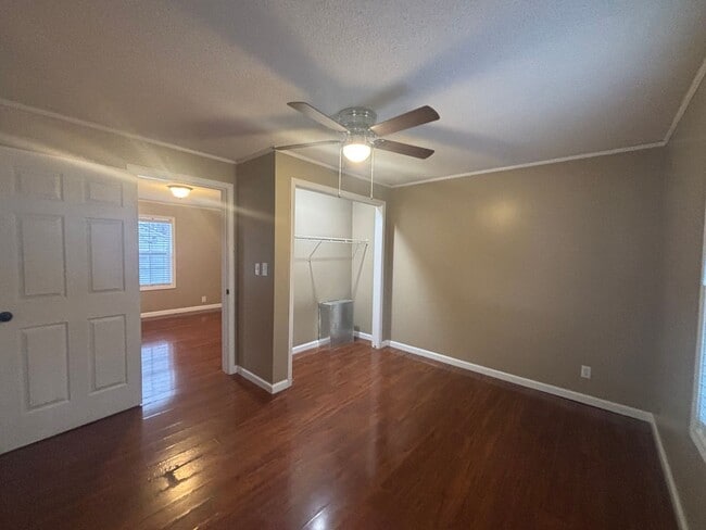 Building Photo - Coming Soon! Charming 2 bedroom/1 Bath Home in Desirable Area $1350