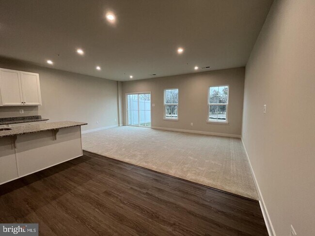 Building Photo - 749 Raeann Dr