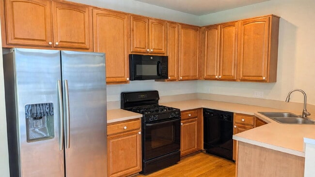 Building Photo - Spacious townhome