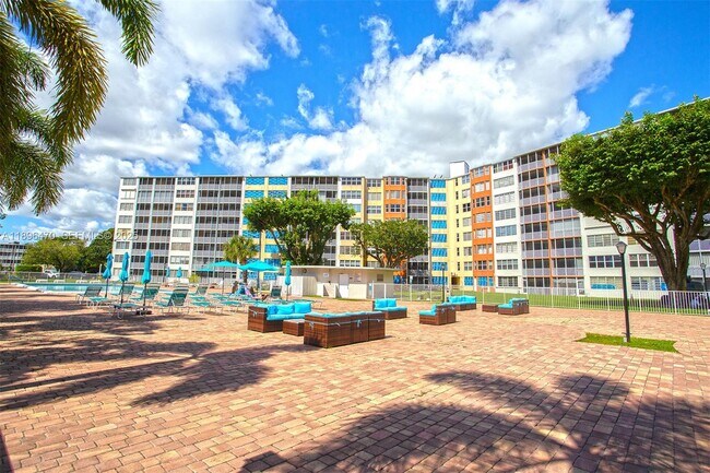 Building Photo - 1750 NE 191st St