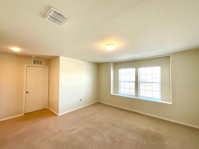 Building Photo - AVAILABLE NOW- Energy-Efficient 4/3 Home with Solar Panels & Pool Access!