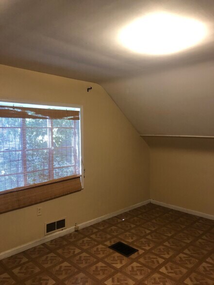 Building Photo - 3036 Greenfield Rd