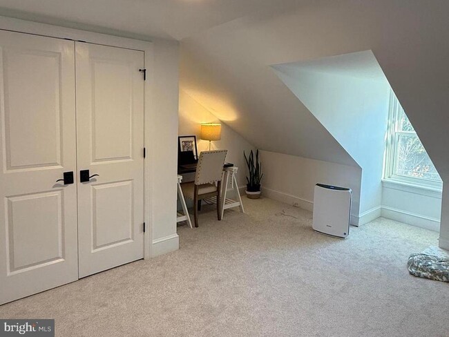 Building Photo - 810 E Elm St