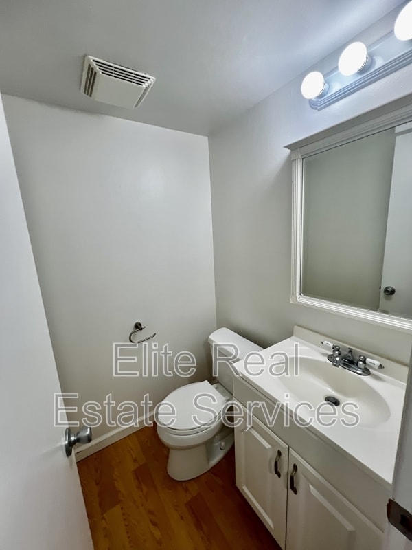 Building Photo - 10633 Aristocrat Ct
