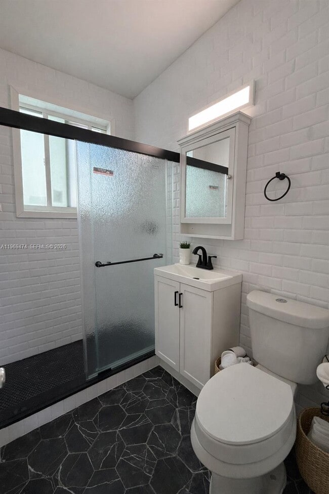 Building Photo - 7421 Carlyle Ave