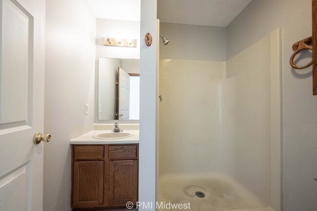 Building Photo - New place, new vibe, same small-town charm