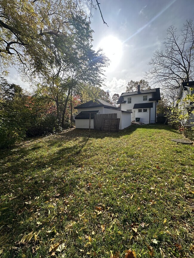 Building Photo - 1023 Bement St