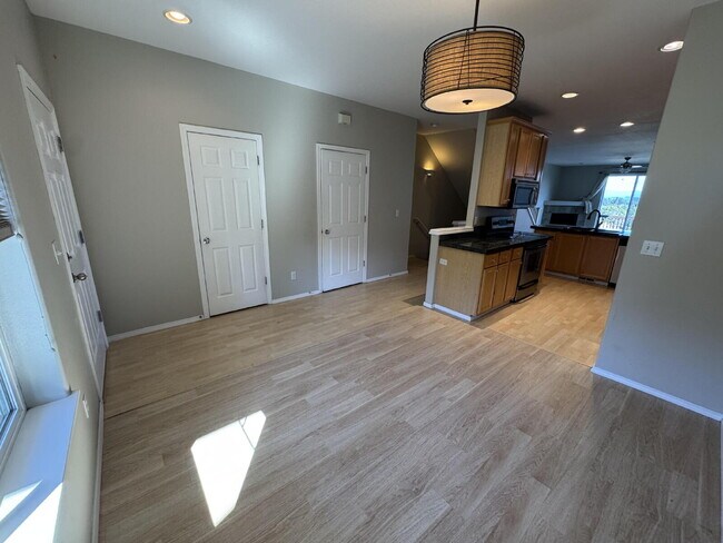 Building Photo - 3 Story Townhome in West Linn.