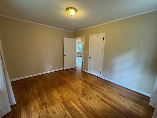 Building Photo - Cozy 2/1 Cottage in Rockridge Heights- $1,650