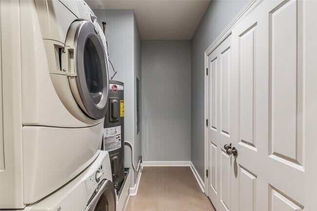 Building Photo - 914 Main St