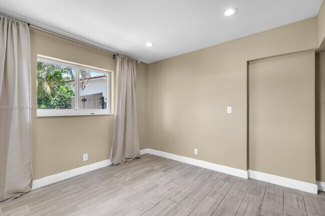 Building Photo - 1540 SE 23rd Ave