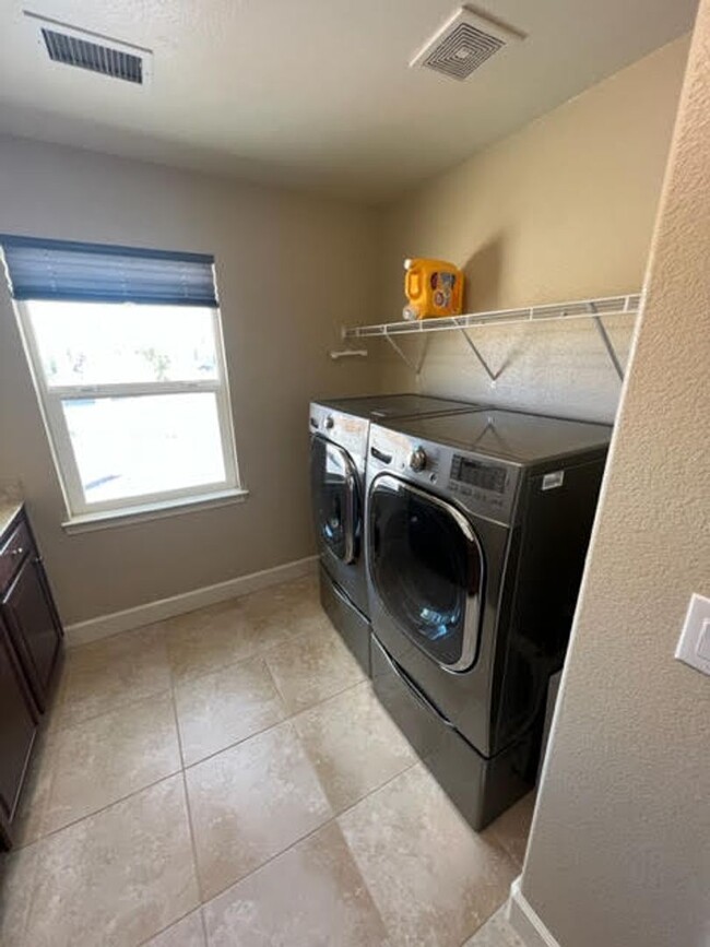 Building Photo - Spacious single-story home in Sparks