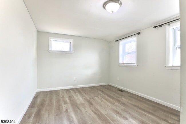 Building Photo - 220 E Munsell Ave