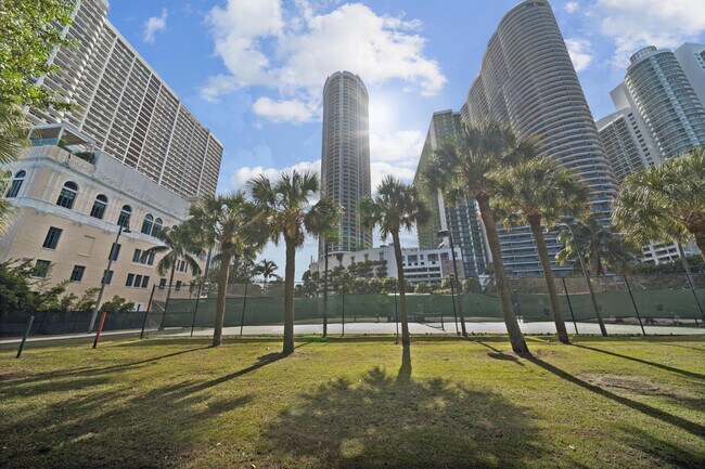 Building Photo - 1750 N Bayshore Dr