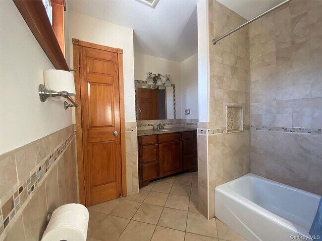 Building Photo - 732 3rd St