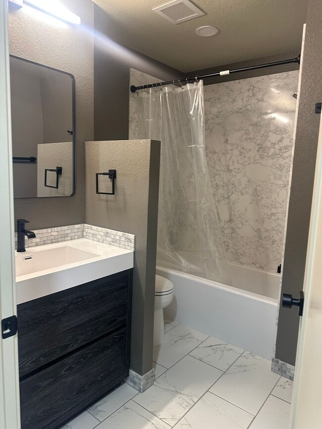 Building Photo - 3 Bedrom 2 Bath Duplex Fully Renovated