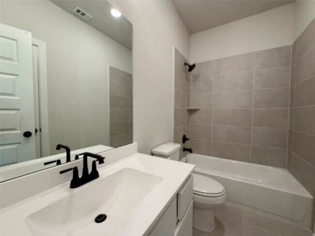 Building Photo - 1111 Luna Dr