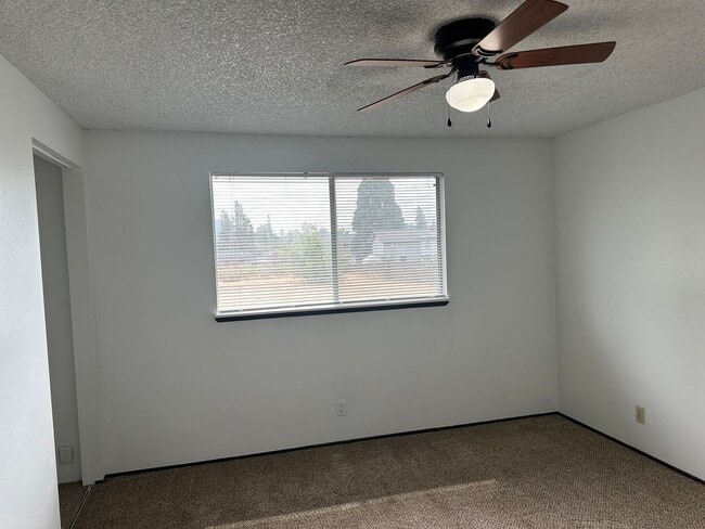 Building Photo - 2 bedroom 1.5 bath duplex in Springfield!