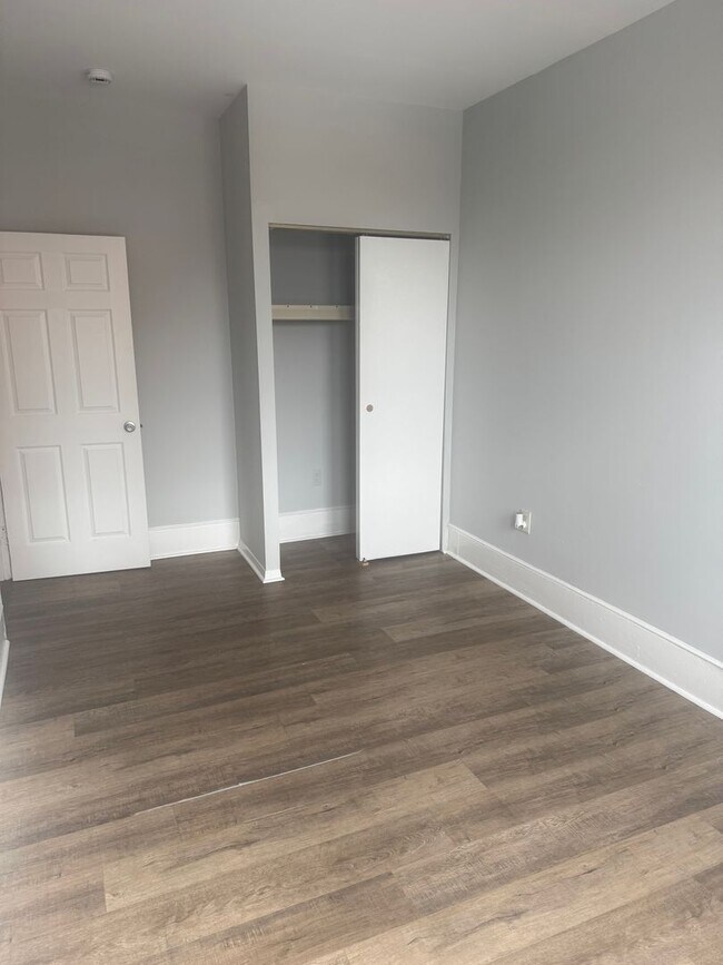 Building Photo - Recently Renovated 1 Bedroom Apartment -- ...