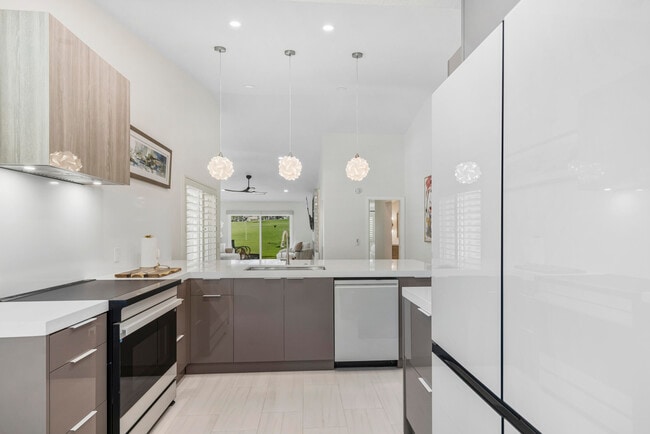 Building Photo - 269 Vista Royale Cir W