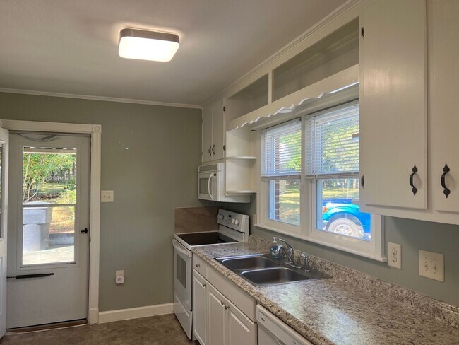 Building Photo - Three bedroom, 1 bath house in Burlington