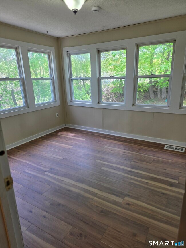 Building Photo - 22 Lakeview St