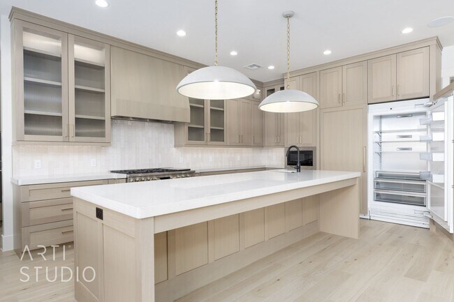 Building Photo - BRAND NEW Gorgeous 6 bed 7 bath with Pool ...