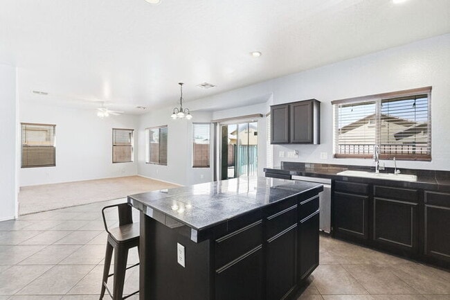 Building Photo - Moving in Special on OAC, 6bedroom 3bath Sparkling pool