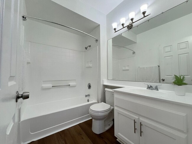 Building Photo - **555 Maine Ave #304 Long Beach** 3 bedroom 2 bath condo less than 5 miles from the beach