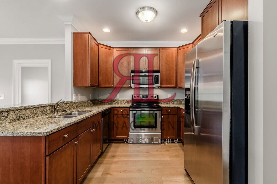 Building Photo - 925 Ingleside Ave