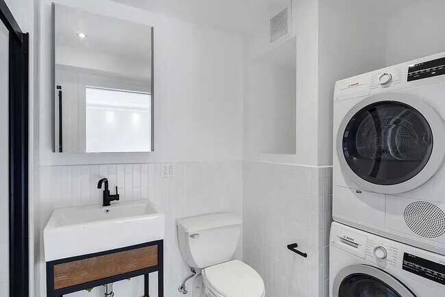 Building Photo - 10 Rutgers St