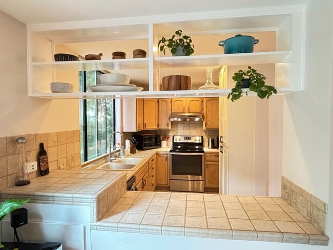 Building Photo - Fully Furnished Townhouse in the oceanfron...