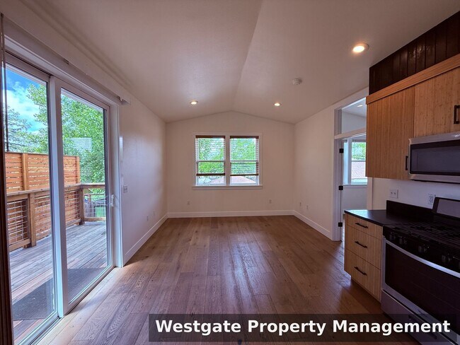 Building Photo - 220 Payran St