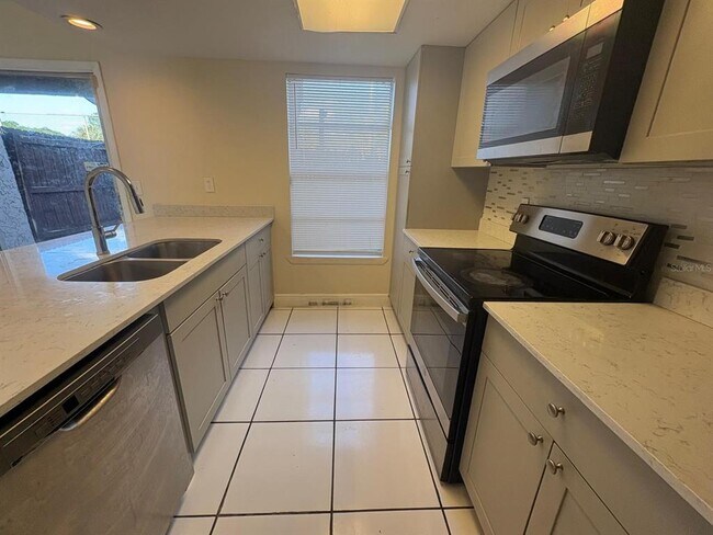 Building Photo - 4033 Henley Rd