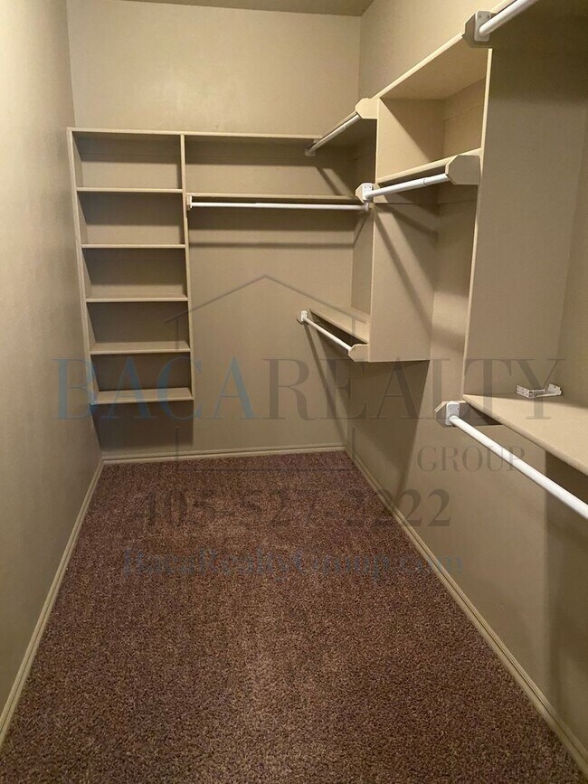 Building Photo - 3br 2ba duplex with 2 car garage!