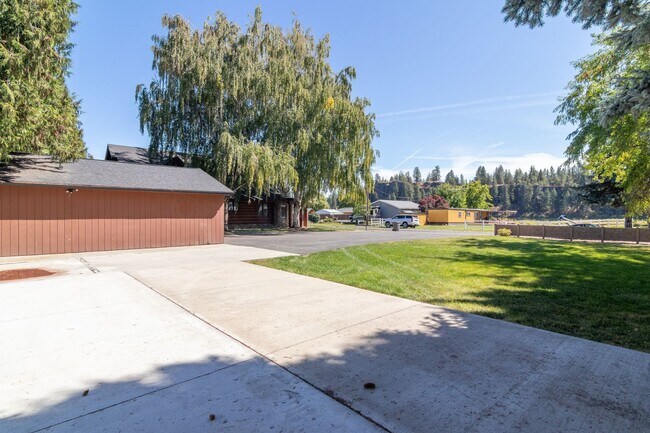 Building Photo - Luxury secondary Lake Property offering 3 beds 2.5 baths and bonus space