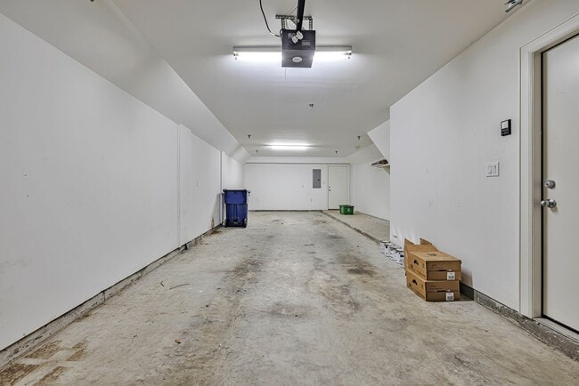 Building Photo - 648 Westcross St